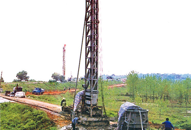 多头小直径深层搅拌造笔直防渗墙