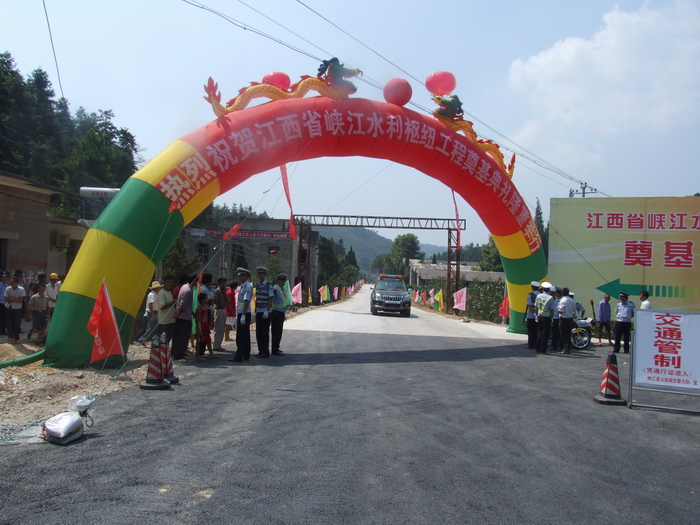 刚完工的峡尊龙凯时利枢纽进场蹊径工程