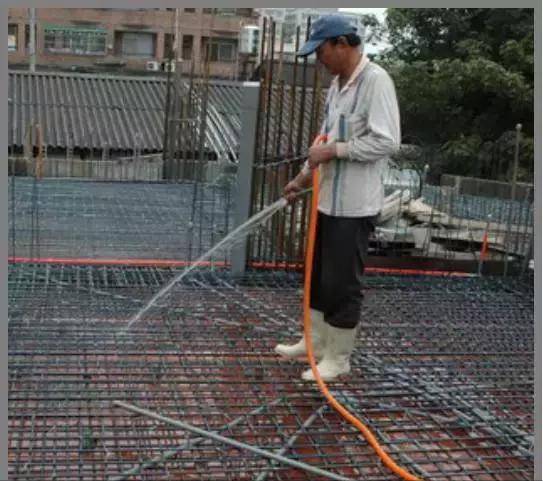 混凝土这样施工，，，没有蜂窝麻面、不烂根，，，还能间接缩短工期！